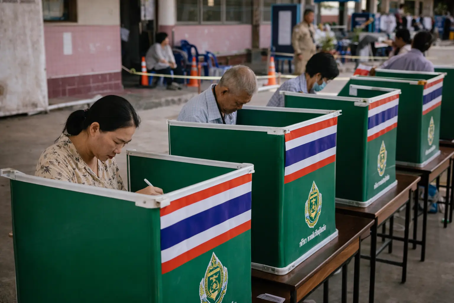 หลายคนเตรียมตรวจผลสลากทันทีที่ประกาศ